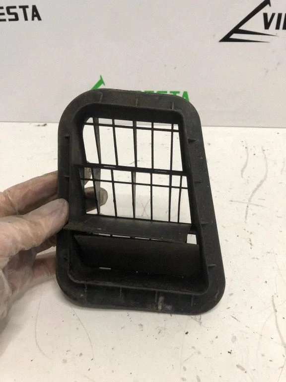 Quarter panel pressure vent 9751017000