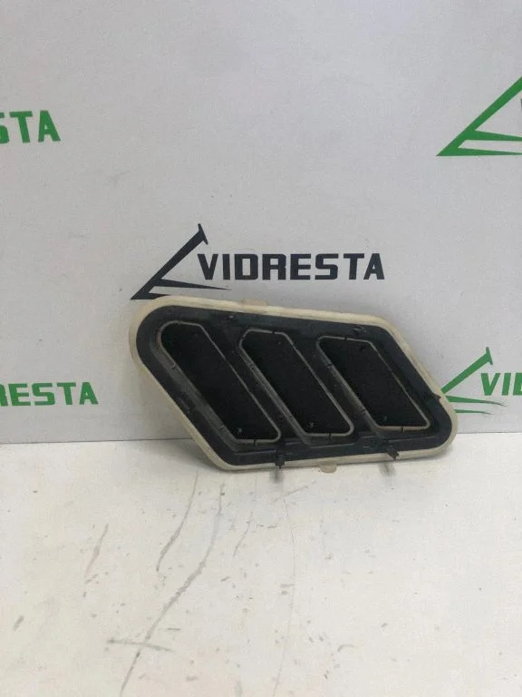 Quarter panel pressure vent 9818354180
