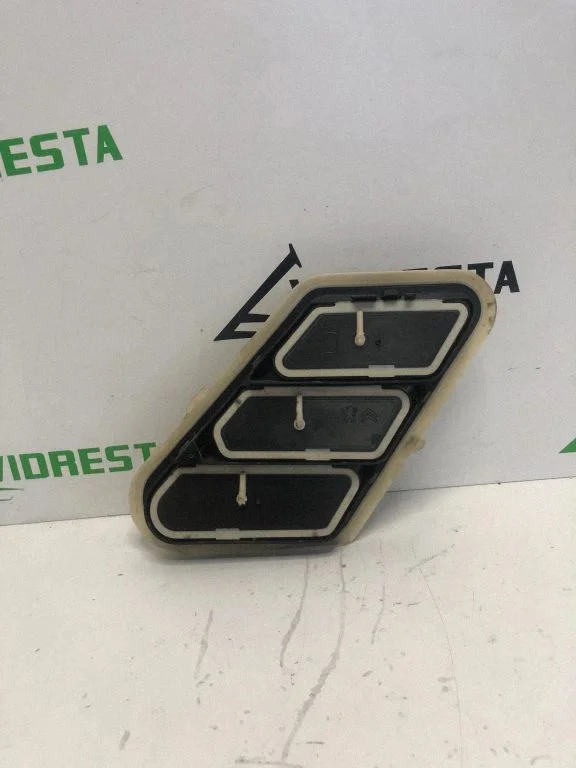 Quarter panel pressure vent 9818353980
