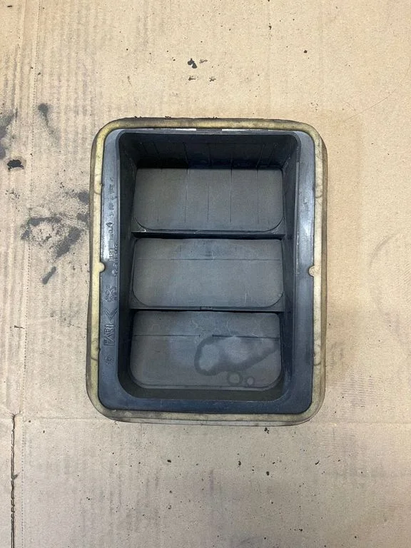 Quarter panel pressure vent 96384903