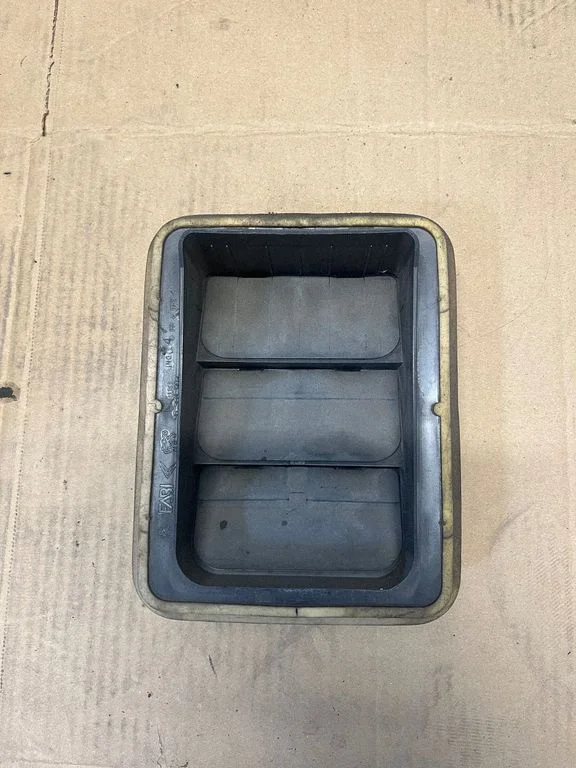 Quarter panel pressure vent 96384903