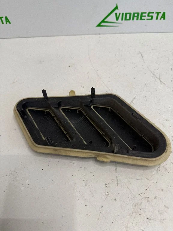 Quarter panel pressure vent 9818354180