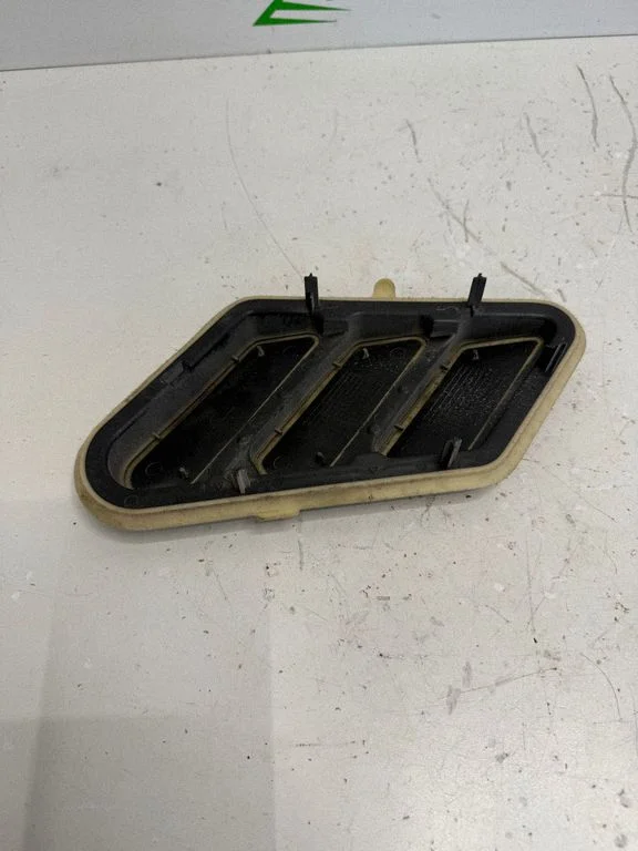 Quarter panel pressure vent 9618353980