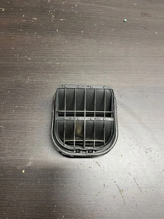 Quarter panel pressure vent T804