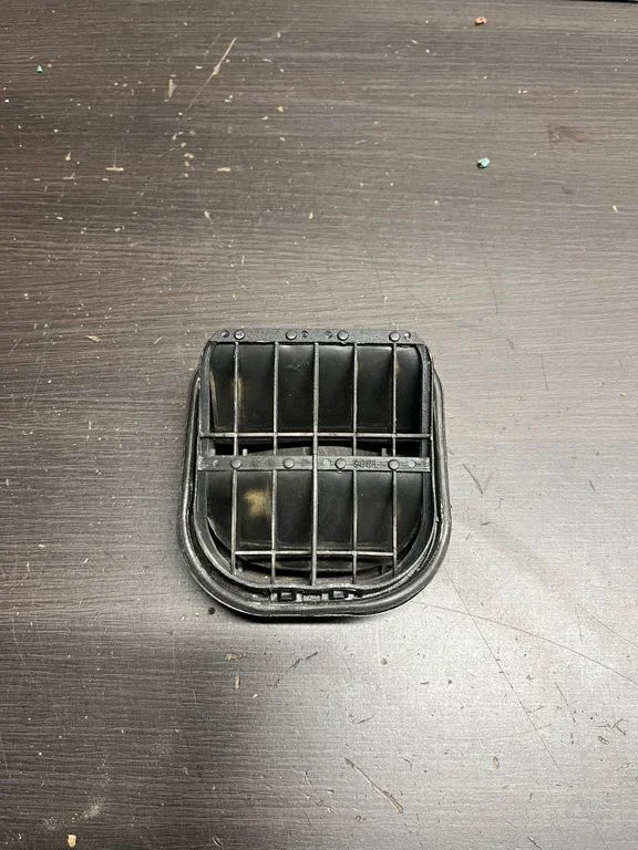 Quarter panel pressure vent T804