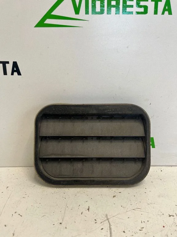 Quarter panel pressure vent 31250723