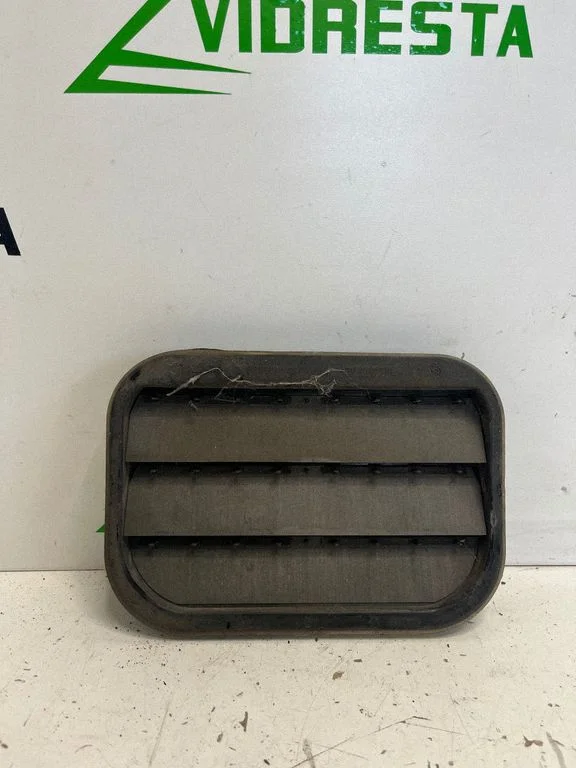 Quarter panel pressure vent 31250723