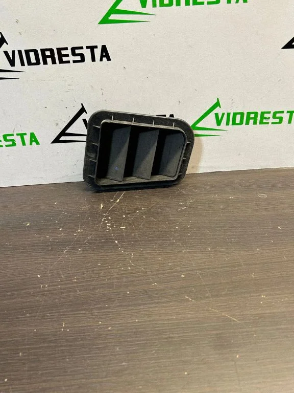 Quarter panel pressure vent 9751017000