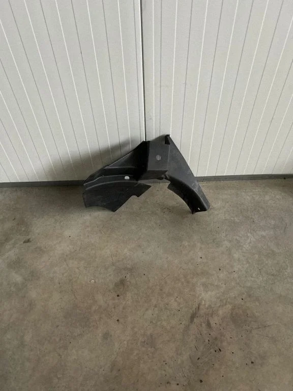 Front wheel arch liner splash guards 8P0805886