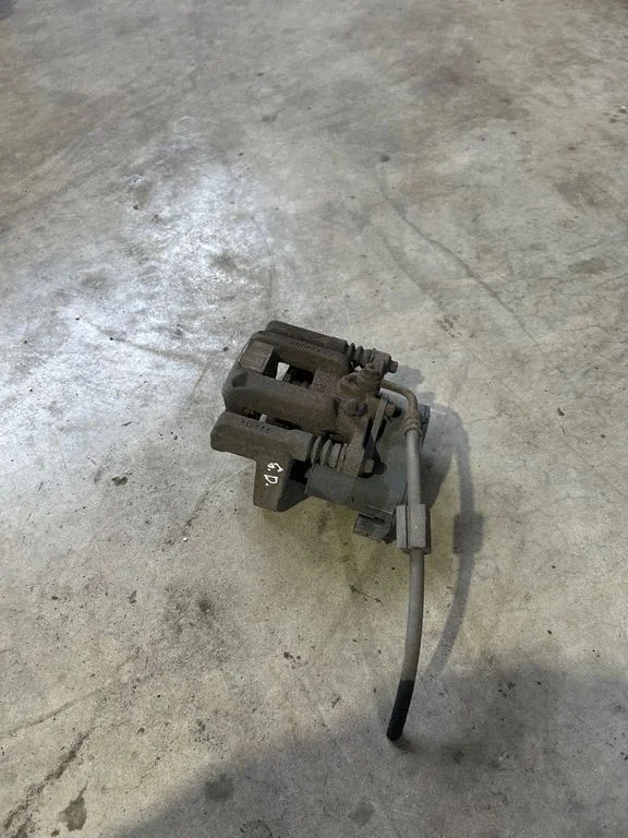 Rear brake caliper – rear right