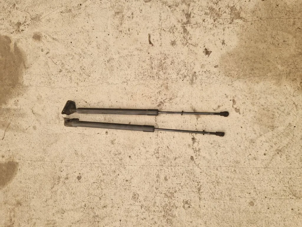 Tailgate/trunk strut/damper 904500004R