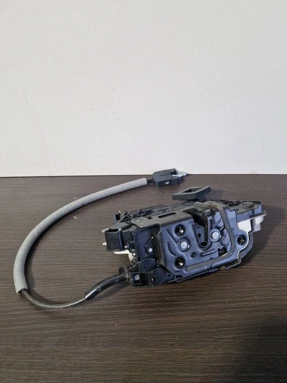 Front door lock 5E2837016