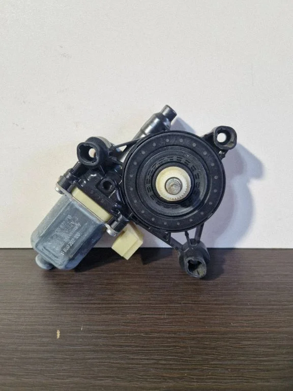 Front door window regulator motor – Skoda Octavia Mk3 (5E) (2013-2019)