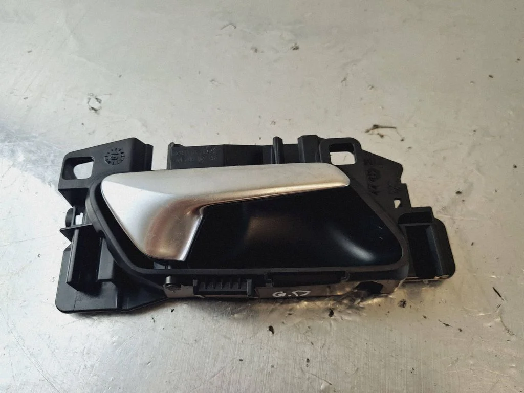 Front door interior handle 25527W01