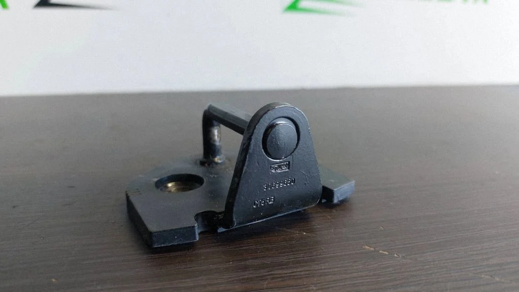 Front door lock loop/hook striker – Volvo XC70 (2008-2013)