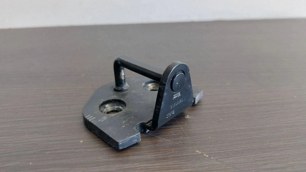 Front door lock loop/hook striker – Volvo XC70 (2008-2013)