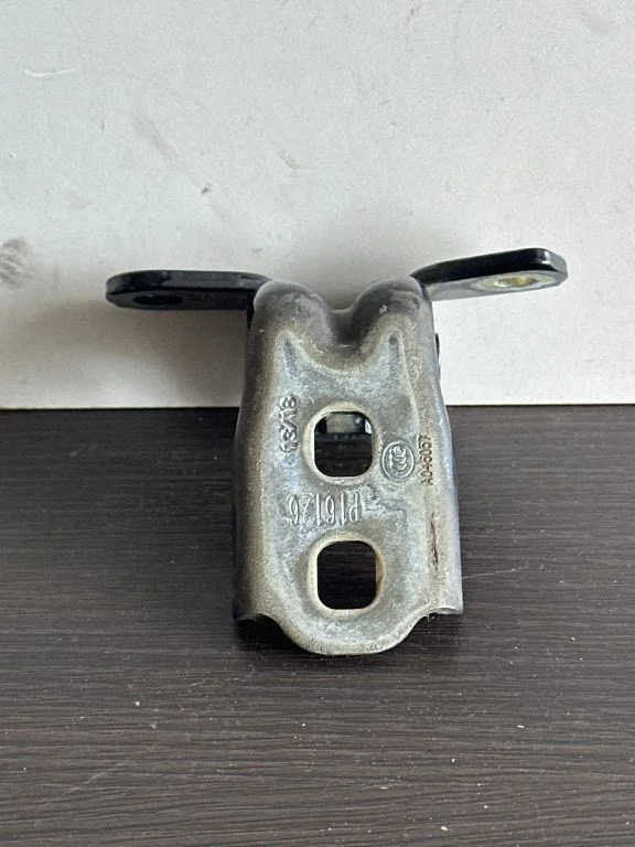 Zawias górny drzwi tylnych A048057
