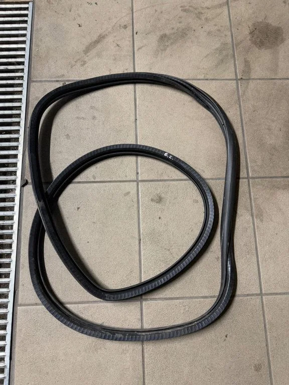 Rear door rubber seal (on body) – rear left