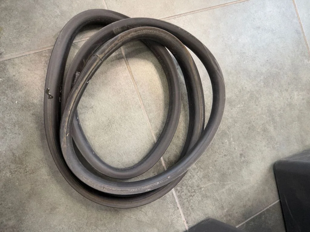 Rear door rubber seal (on body) – rear left