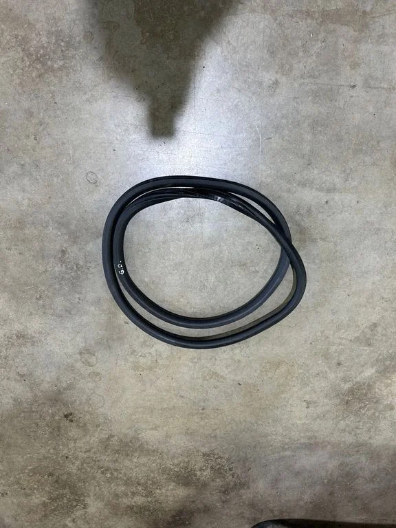 Rear door rubber seal (on body) – rear right