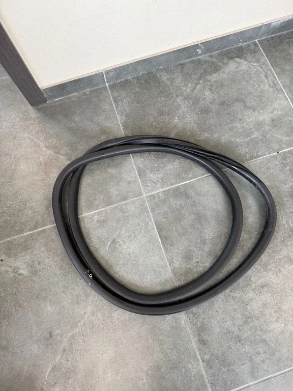 Rear door rubber seal (on body) – front right