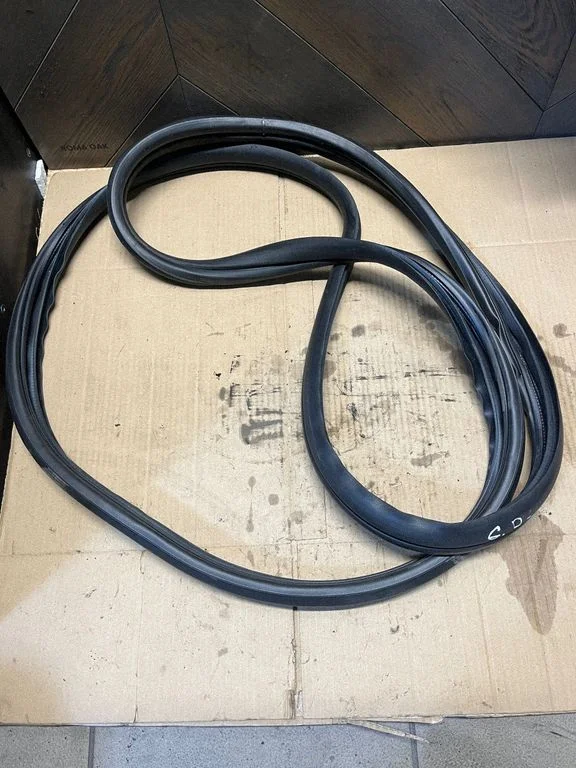 Rear door rubber seal (on body) – rear right