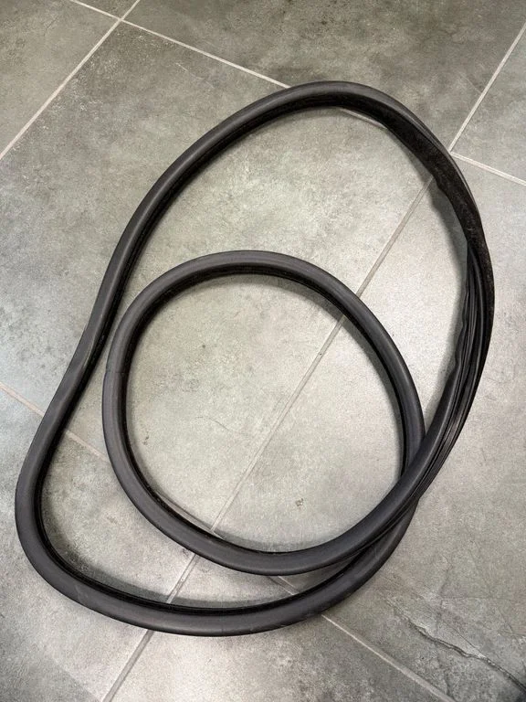 Rear door rubber seal (on body) – rear left