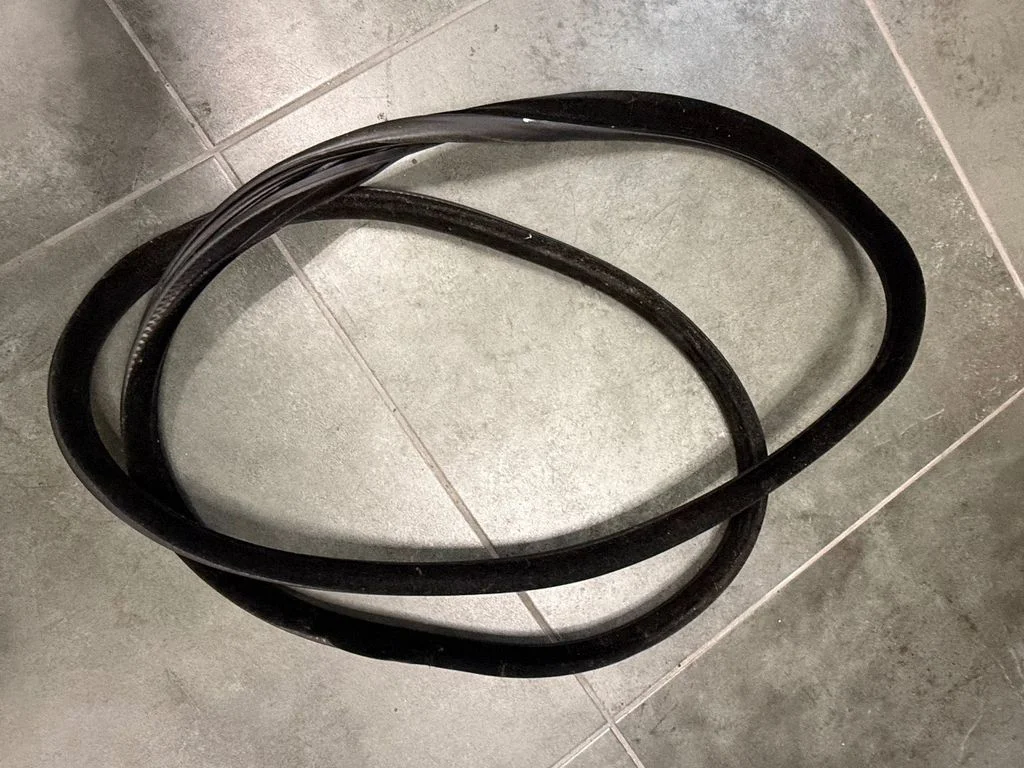 Rear door rubber seal (on body) – rear right