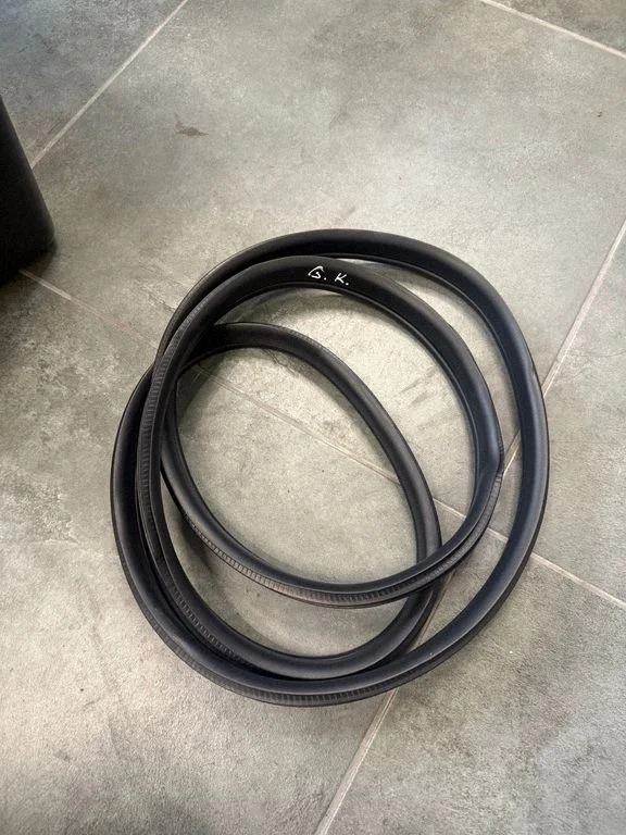 Rear door rubber seal (on body) – rear left