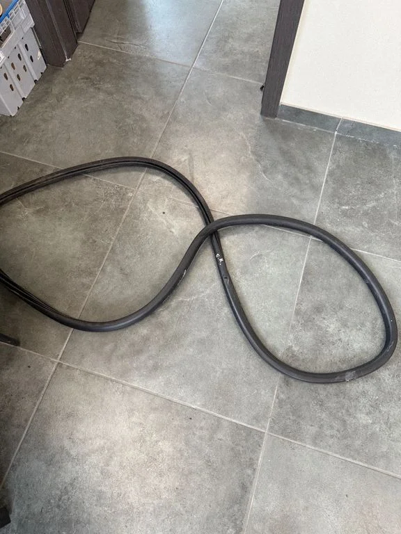 Rear door rubber seal (on body) – rear left