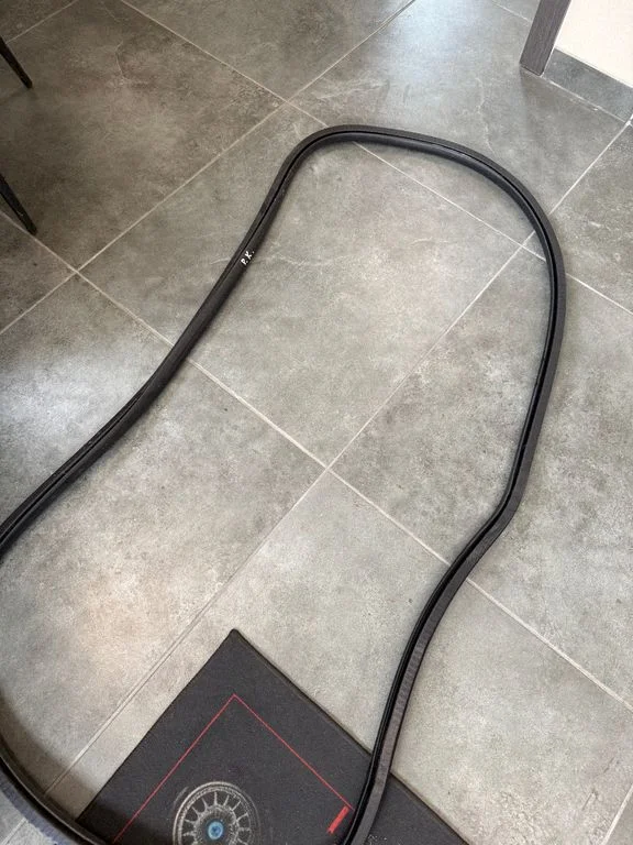 Rear door rubber seal (on body) – front left