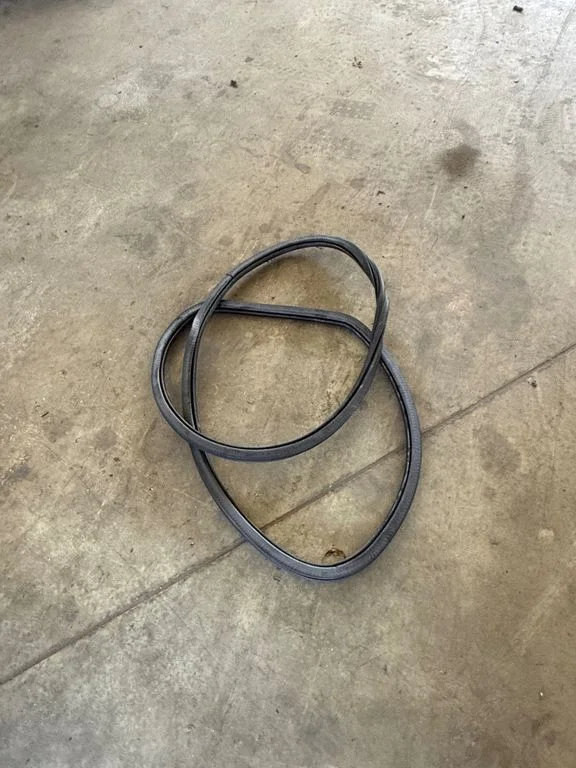 Rear door rubber seal (on body) – rear left