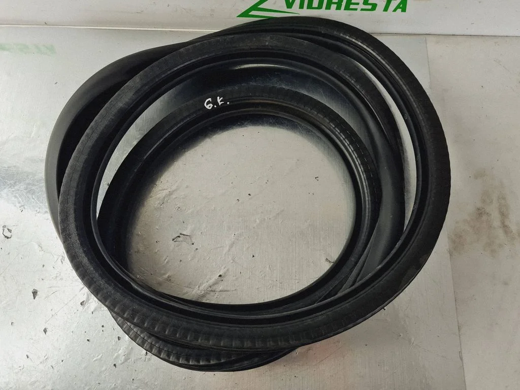 Rear door rubber seal (on body) – rear left