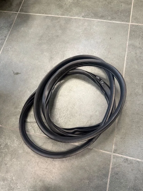 Rear door rubber seal (on body) – rear right