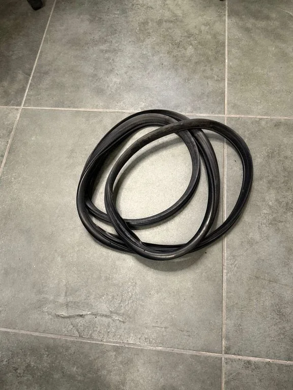 Rear door rubber seal (on body) – rear right