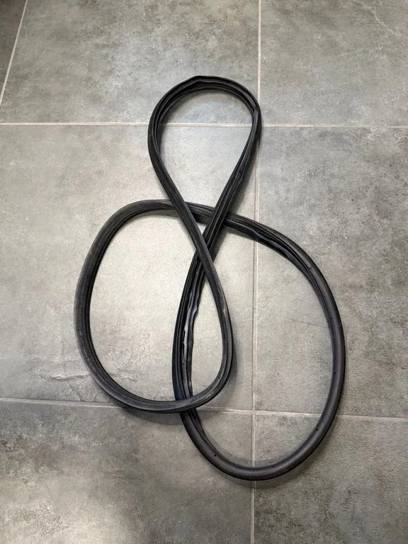 Rear door rubber seal (on body) – rear left