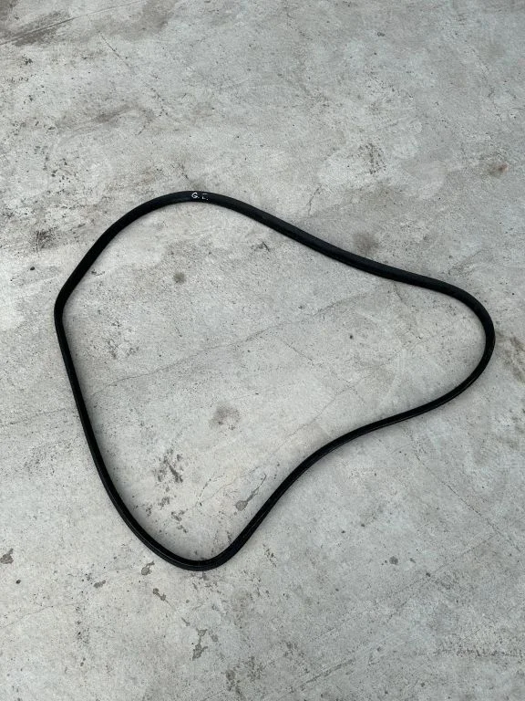 Rear door rubber seal (on body) – rear right