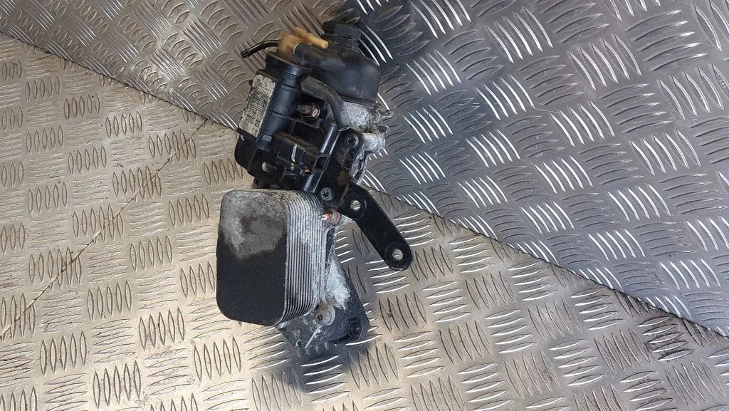 Oil filter mounting bracket