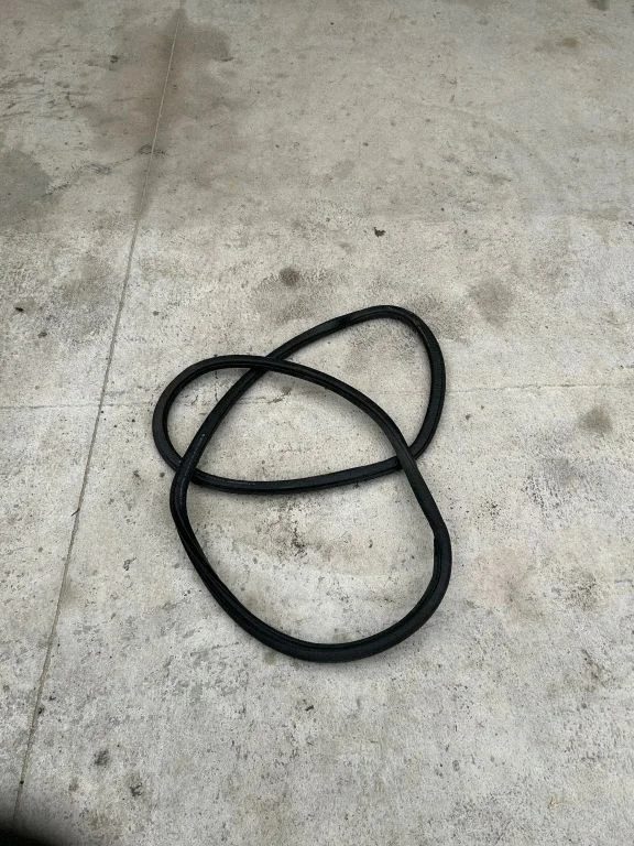 Rear door rubber seal (on body) – rear right