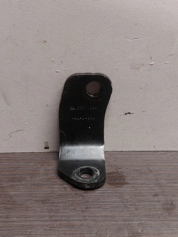 Oil filter mounting bracket – Opel Astra J (2010-2015)