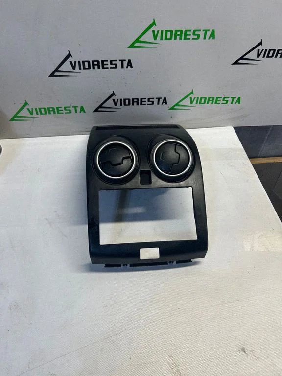 Dash center air vent grill P10381A77100