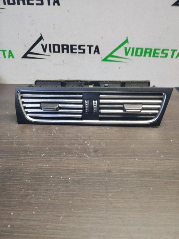 Armatuurlaua keskmine õhutusrest 064850057