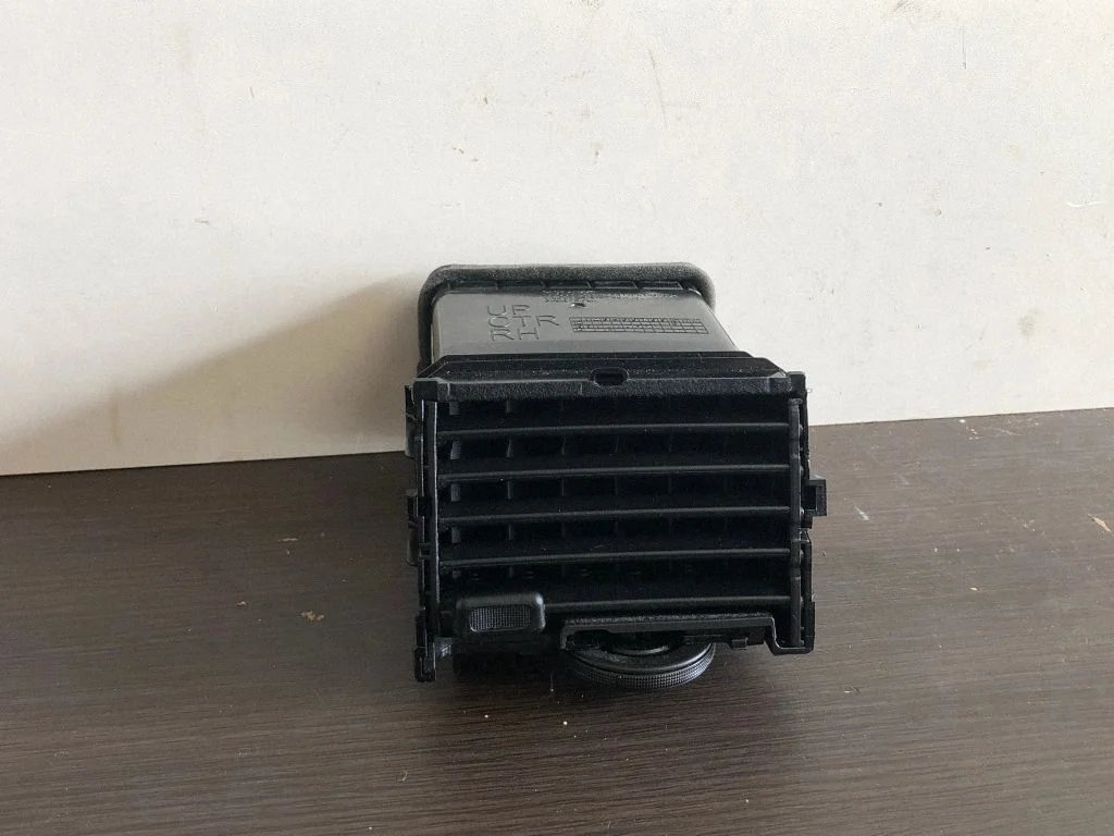 Armatuurlaua keskmine õhutusrest 687503NL0A