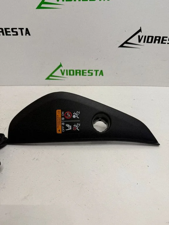Dashboard side end trim 772168ME0