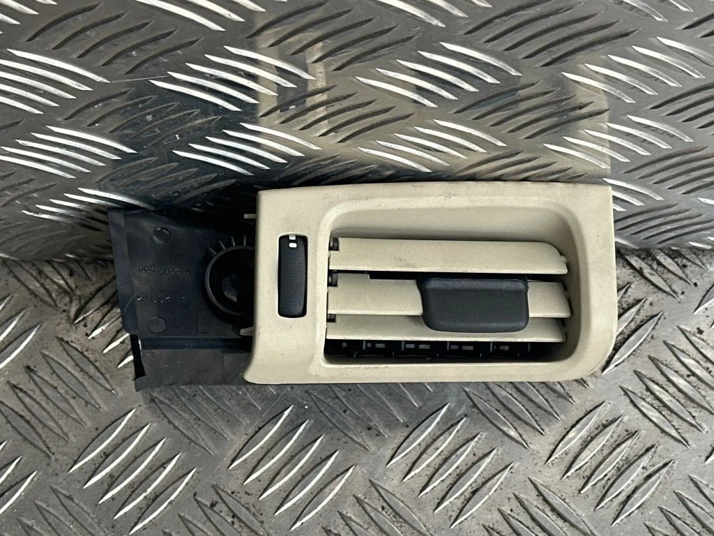 Dashboard side air vent grill/cover trim 30671770