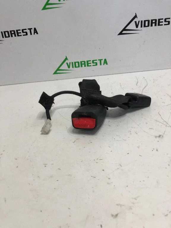 Rear seatbelt buckle