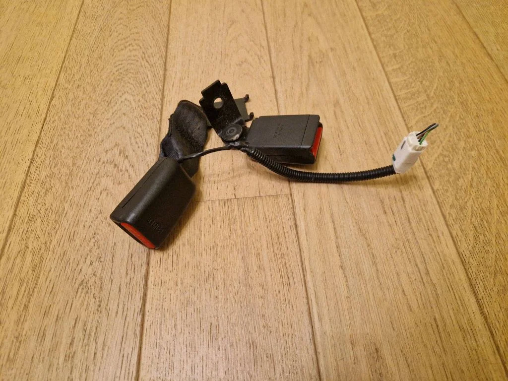Tagumise turvavöö pannal – tagumine