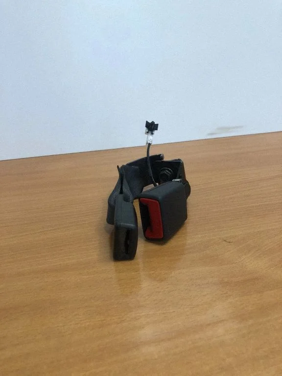Aizmugurējās drošības jostas sprādze 898J0H8200WK