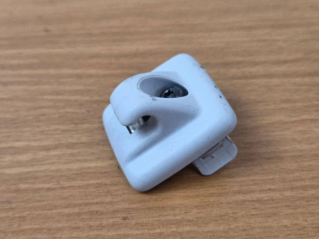 Sun visor clip/hook/bracket A0022S