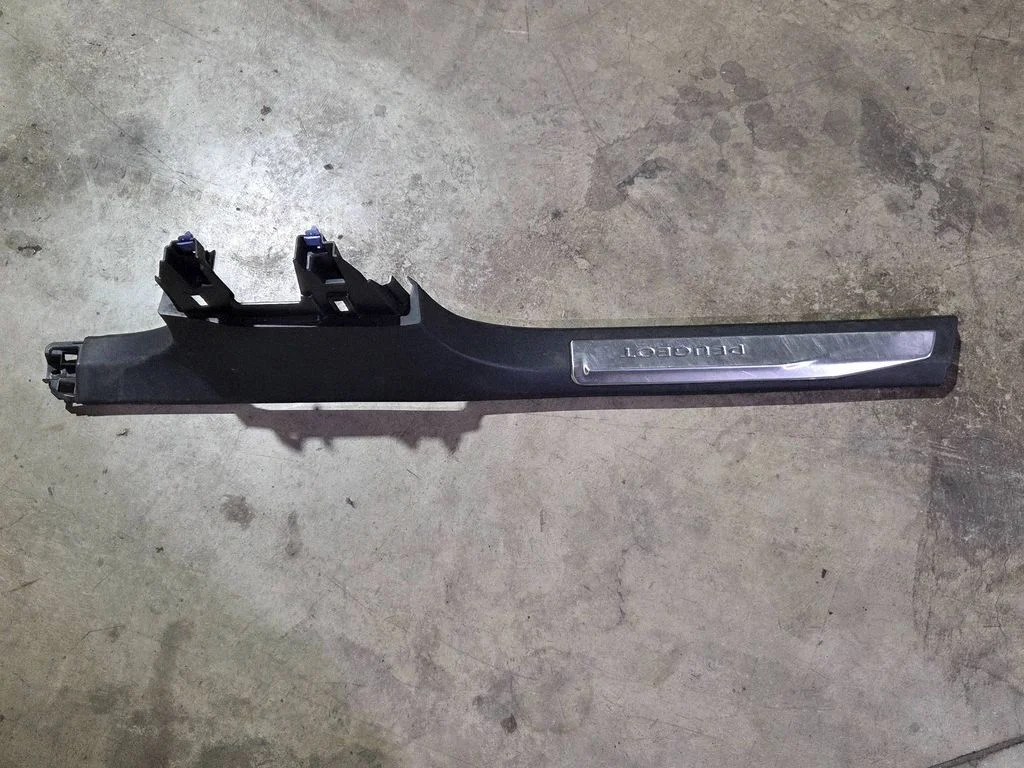 Front sill trim cover 9811645977